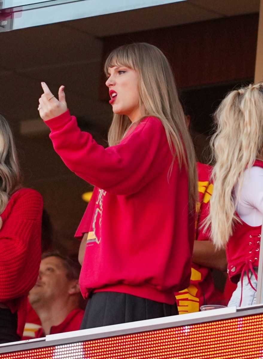 Taylor Swift acudió al duelo entre Chiefs y Chargers a apoyar a su pareja Travis Kelce
