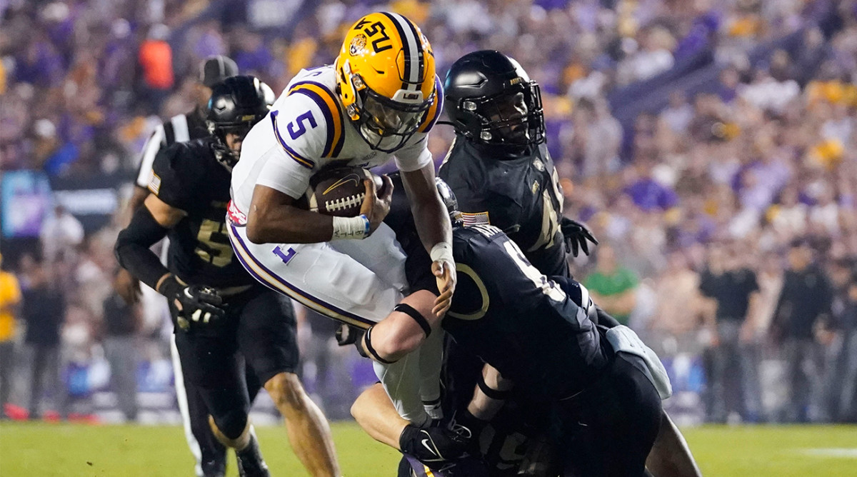 LSU’s Jayden Daniels rushes for a gain against Army.