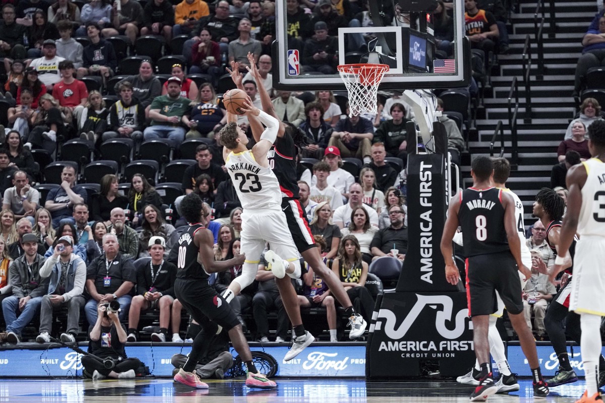 Lauri Markkanen (23) jumps and shoots over Trail Blazers guard Scoot Henderson
