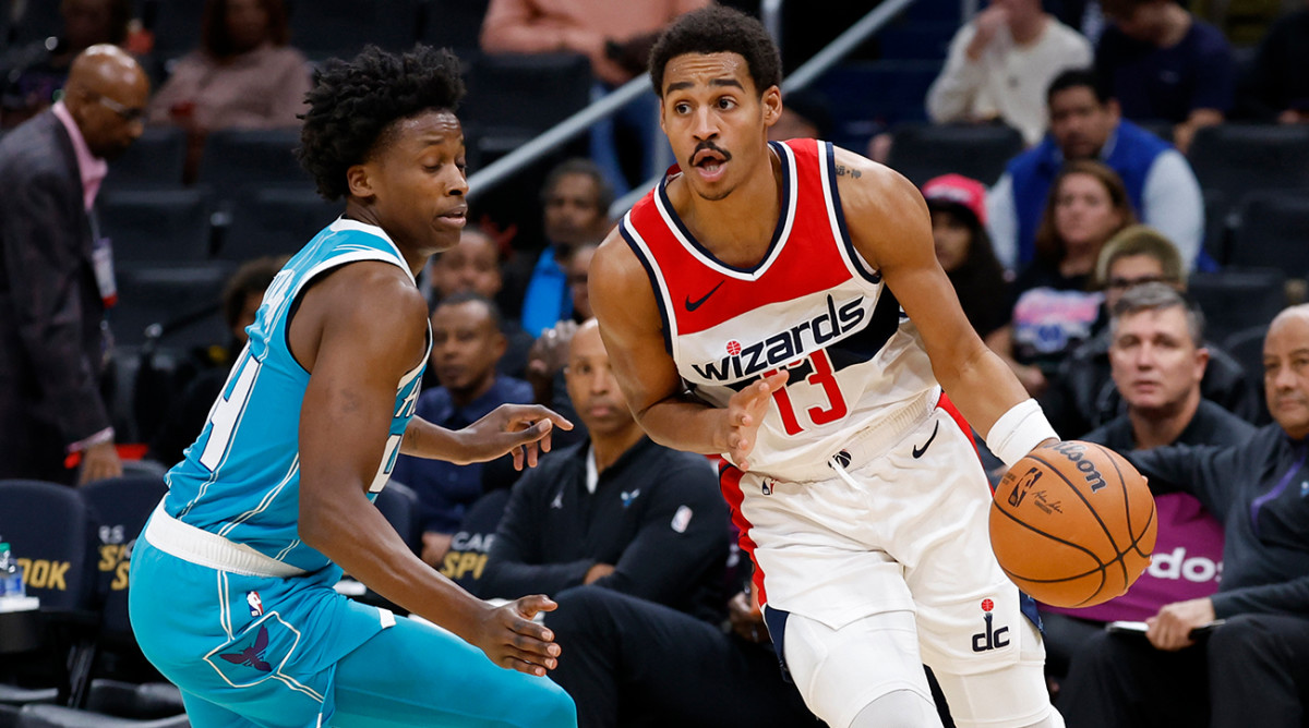 Wizards’ Jordan Poole drives to the basket vs. the Hornets.