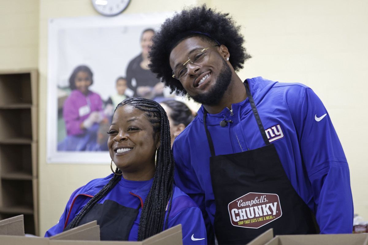 October 24, 2023: New York Giants OLB Kayvon Thibodeaux poses with his mother, Shawnta Loice, during an appearance at the New Jersey Food Bank sponsored by Campbell's Chunky Soup. Thibodeaux and his mother helped pack boxes of nonperishable items to help feed those in need.