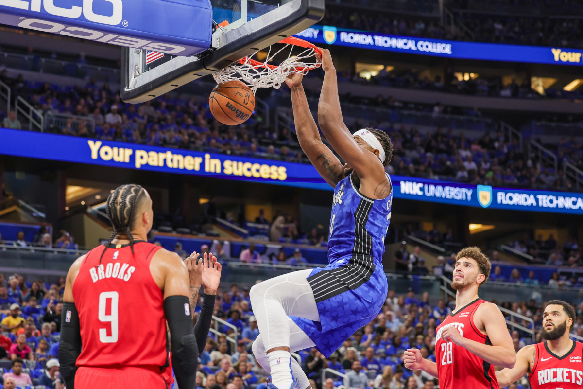 Magic center Wendell Carter Jr. (34) dunks the ball during the first quarter against the Houston Rockets at Amway Center.