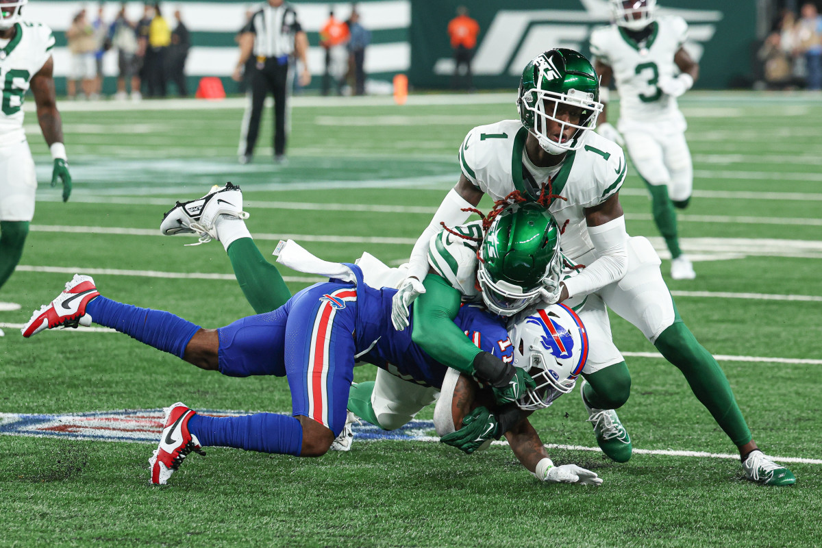 Jets' CB Sauce Gardner (1) makes a tackle against Buffalo