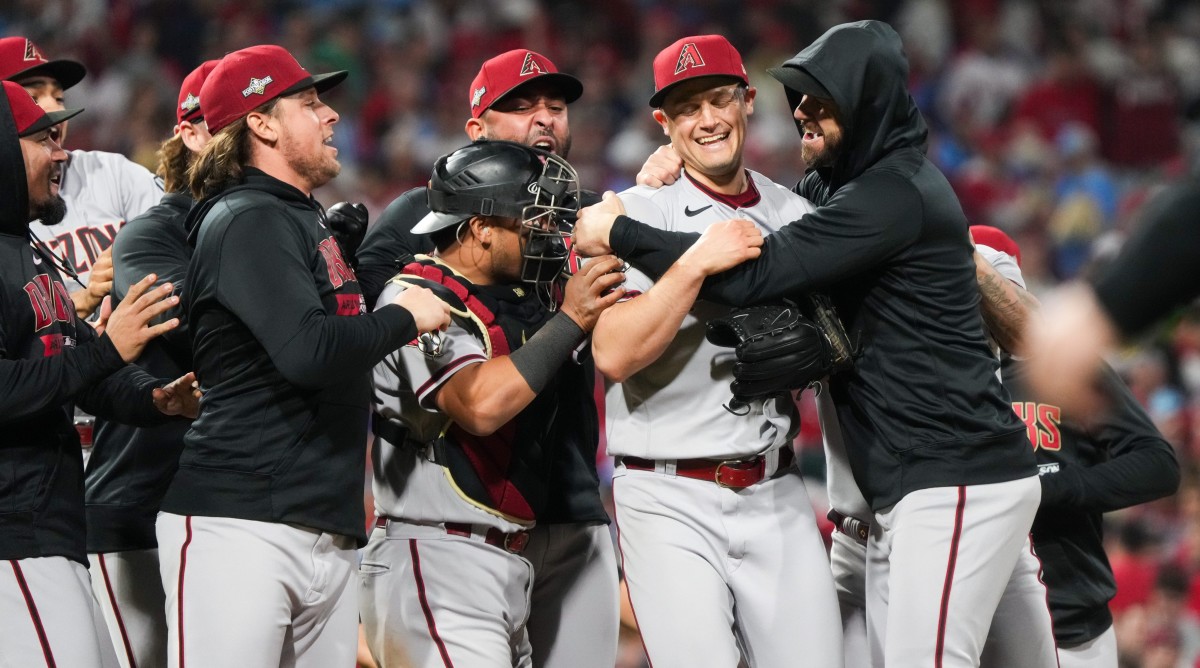 Diamondbacks players celebrate winning Game 7 of the NLCS over the Phillies.