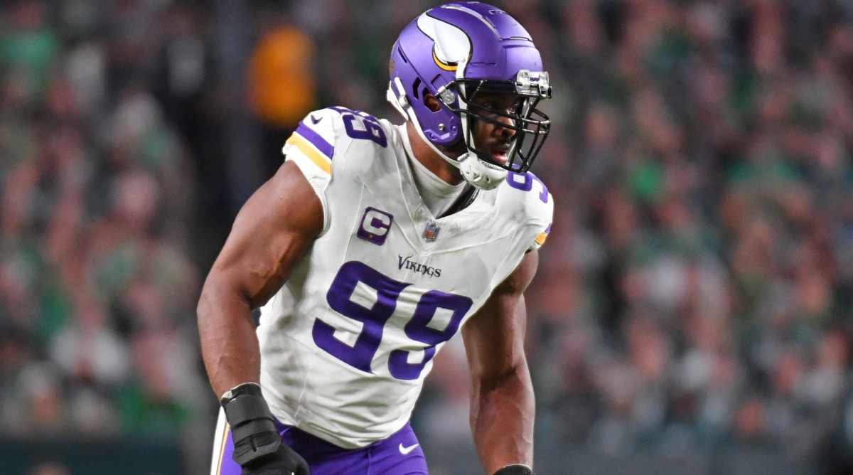Vikings linebacker Danielle Hunter lines up before a snap during a game.