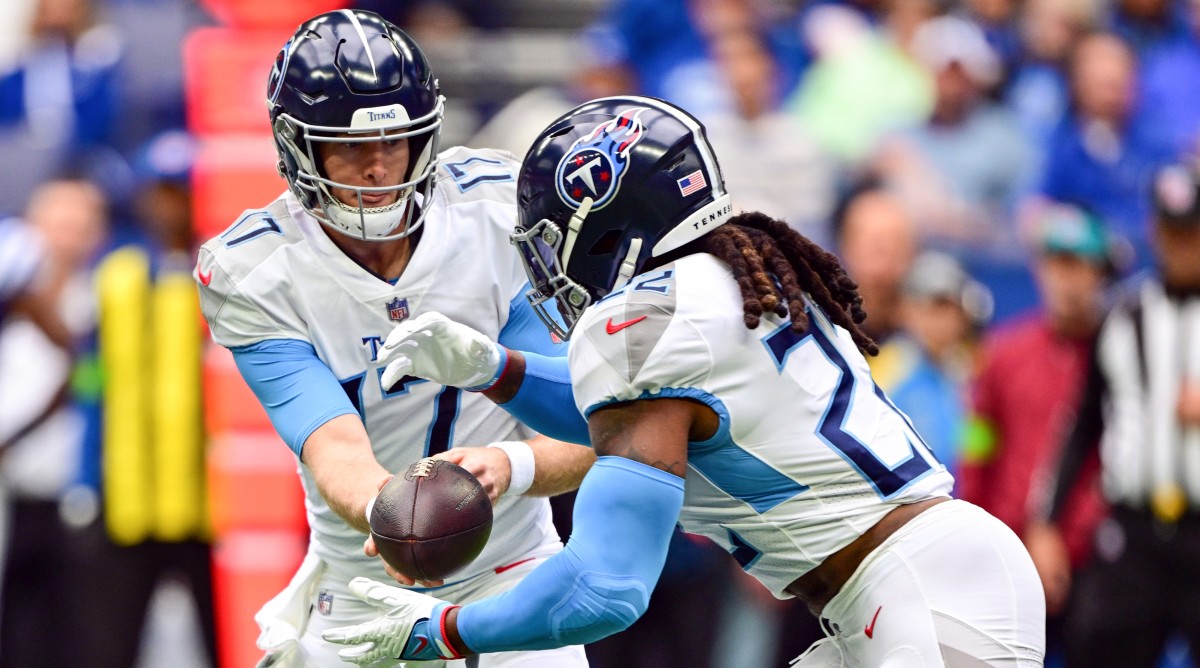 Titans quarterback Ryan Tannehill (17) hands the ball off to running back Derrick Henry.