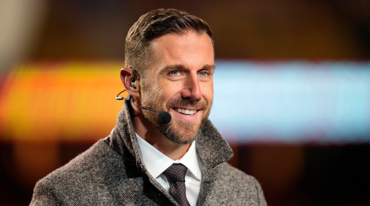 Former 49ers and Chiefs quarterback Alex Smith speaking on television.