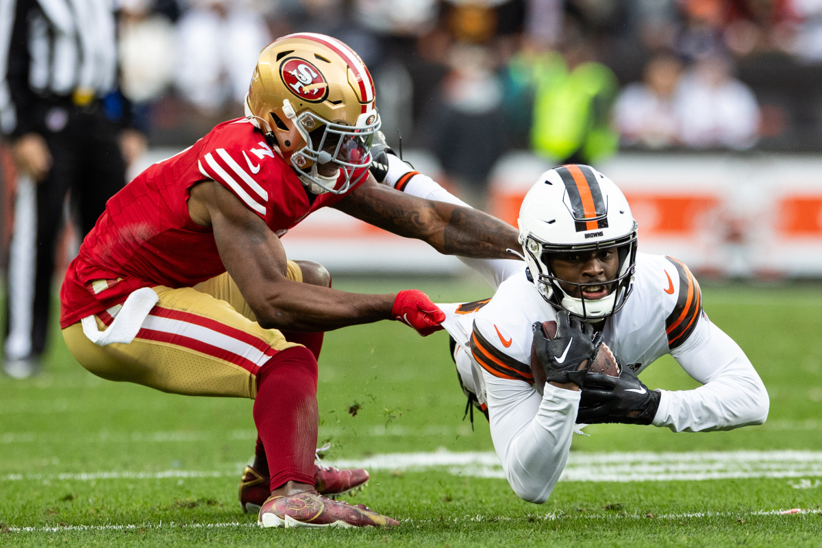 Cleveland Browns wide receiver David Bell (18) makes a diving catch as San Francisco 49ers cornerback Charvarius Ward (7) pulls him down during the fourth quarter at Cleveland Browns Stadium.