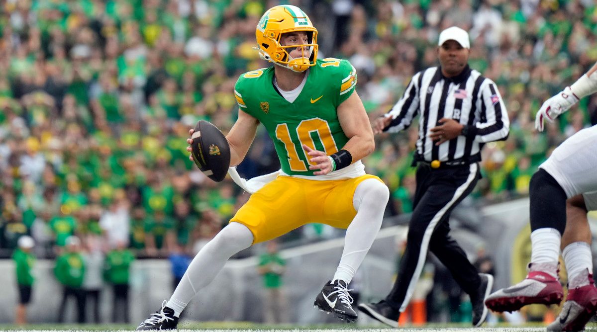 Oregon Ducks quarterback Bo Nix looks to pass against the Washington State Cougars.