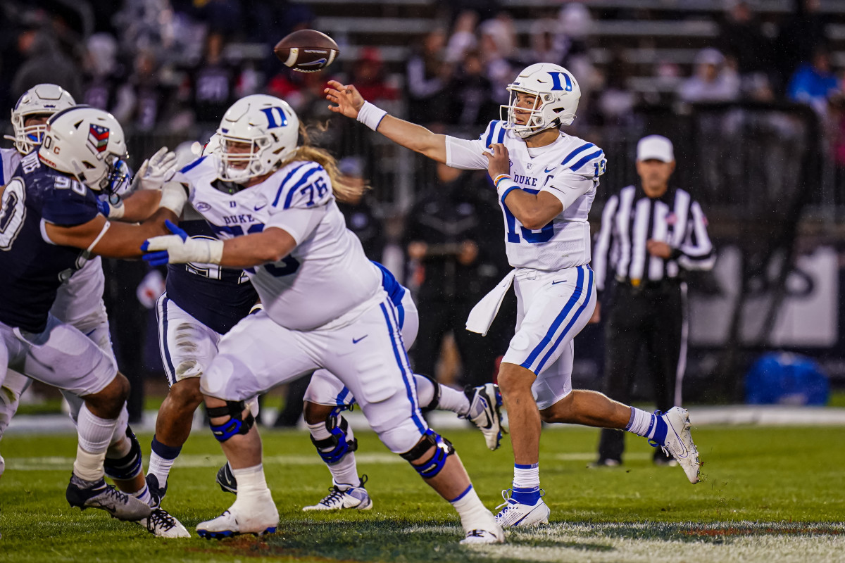 Riley Leonard throwing the football