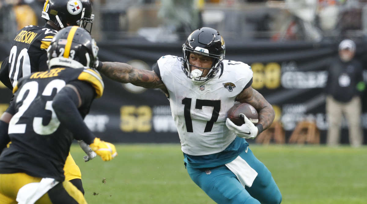 Jaguars tight end Evan Engram stiff-arms a Steelers defender