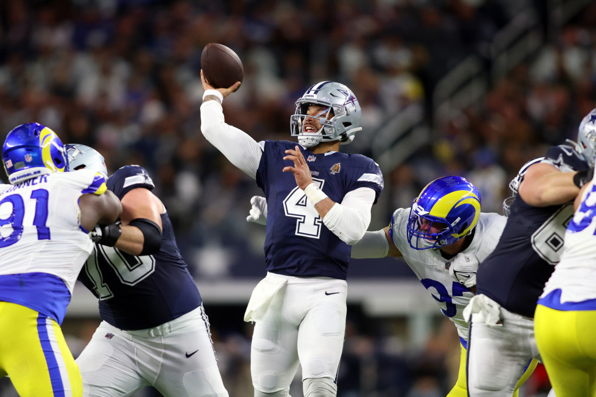 Dak Prescott (4) and the Cowboys offense were firing on all cylinders against the Rams.