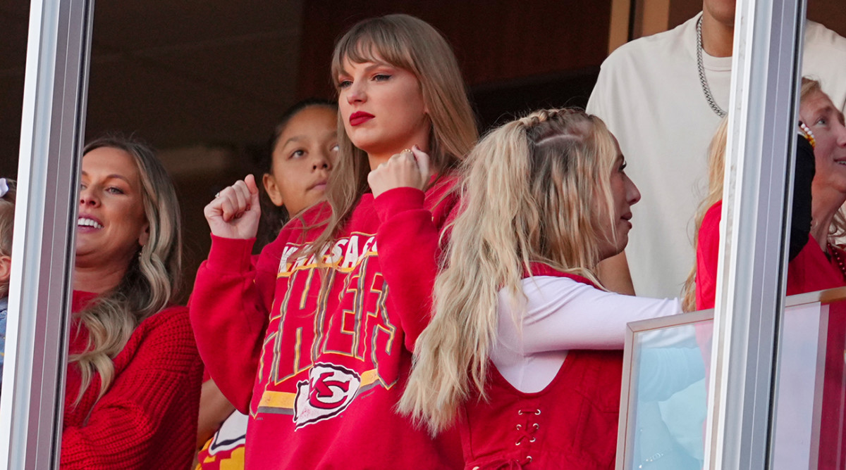 Taylor Swift Turns out to See Travis Kelce, Kansas City Chiefs