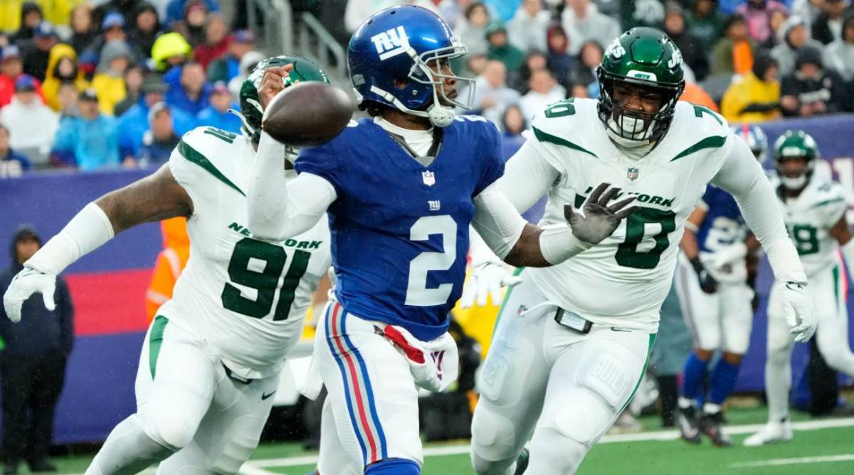 New York Giants quarterback Tyrod Taylor (2) looks for an open teammate during his team’s loss to the New York Jets.