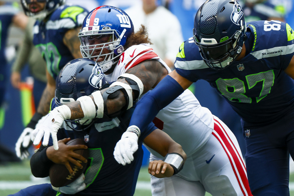 New York Giants defensive end Leonard Williams (99) beats a block by Seattle Seahawks tight end Noah Fant (87) to sack quarterback Geno Smith (7) during the second quarter at Lumen Field.