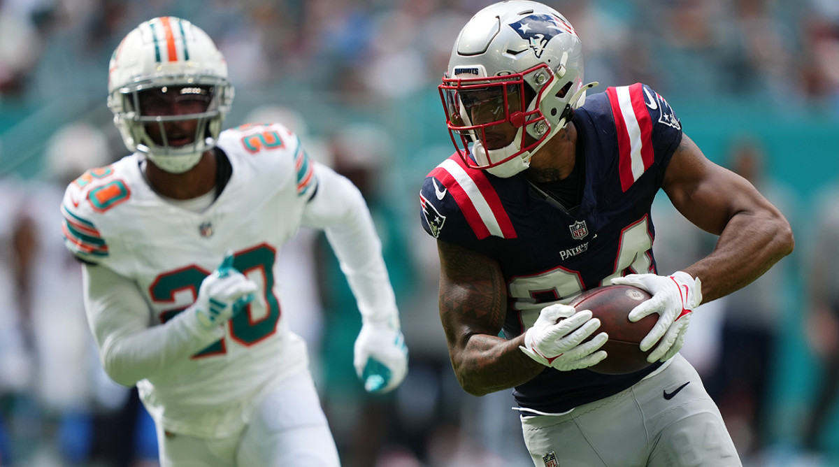 Patriots wide receiver Kendrick Bourne (84) runs the ball for a touchdown against the Dolphins during the first half at Hard Rock Stadium.