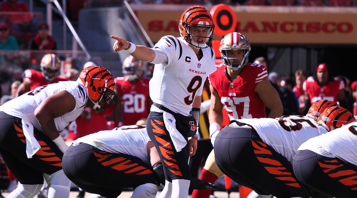 Joe Burrow points before taking a snap against the 49ers