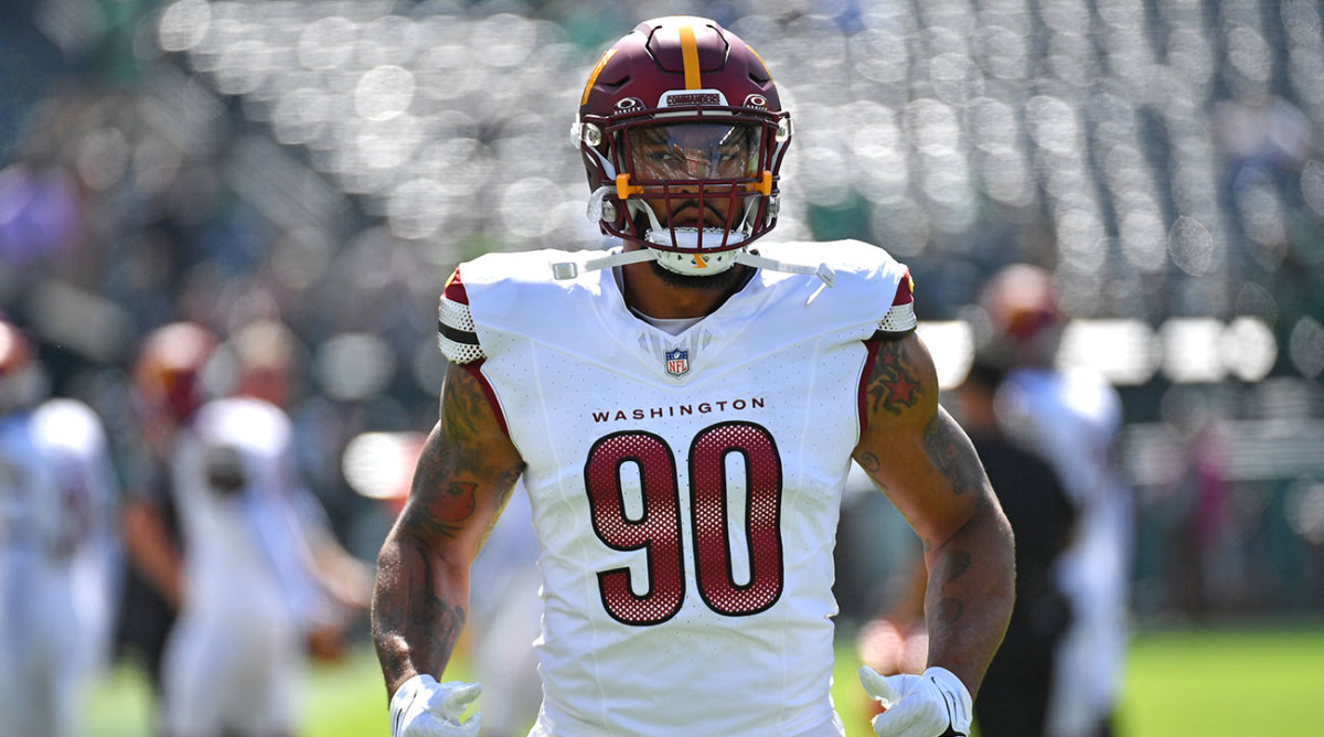 Montez Sweat warming up before a game for the Commanders