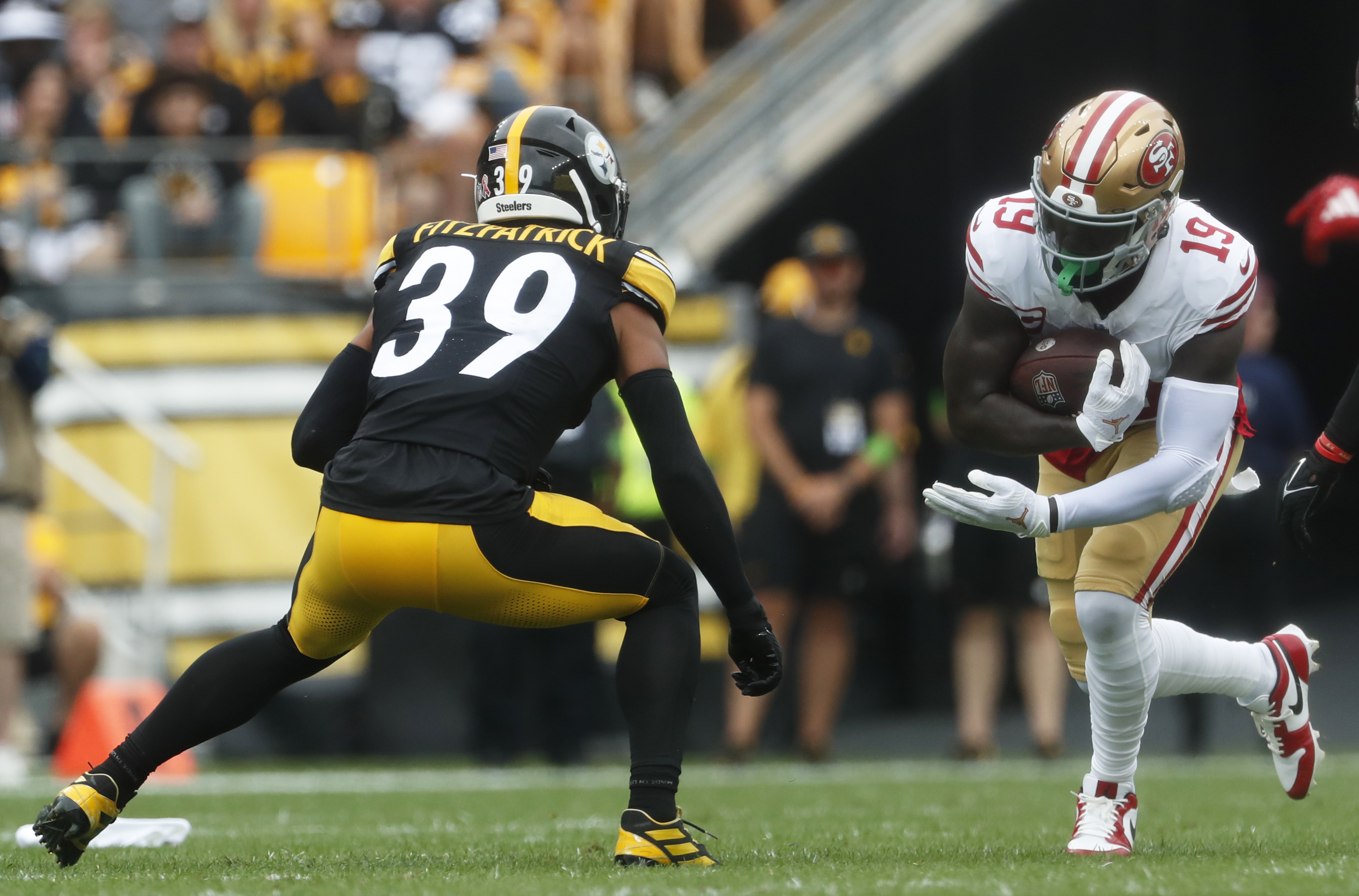 Minkah Fitzpatrick defends as Deebo Samuel runs toward him with the ball