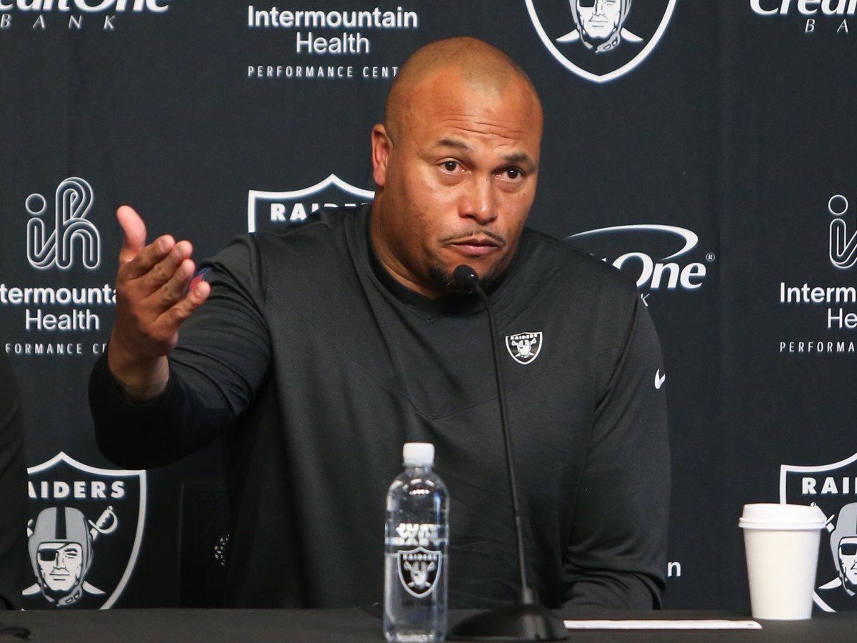 Las  Vegas Raiders Coach Antonio Pierce.