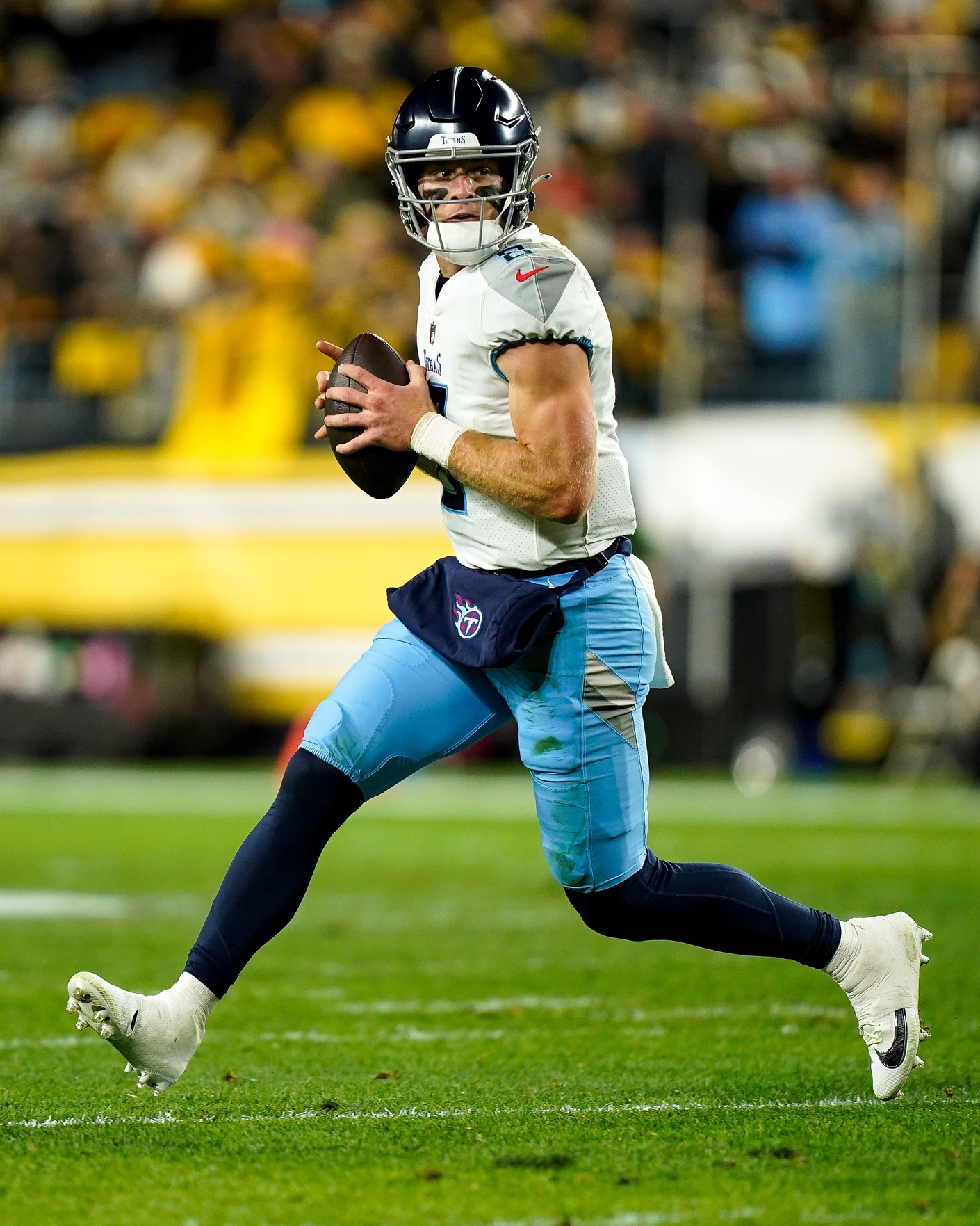 Tennessee Titans quarterback Will Levis (8) looks for a receiver against the Pittsburgh Steelers. 