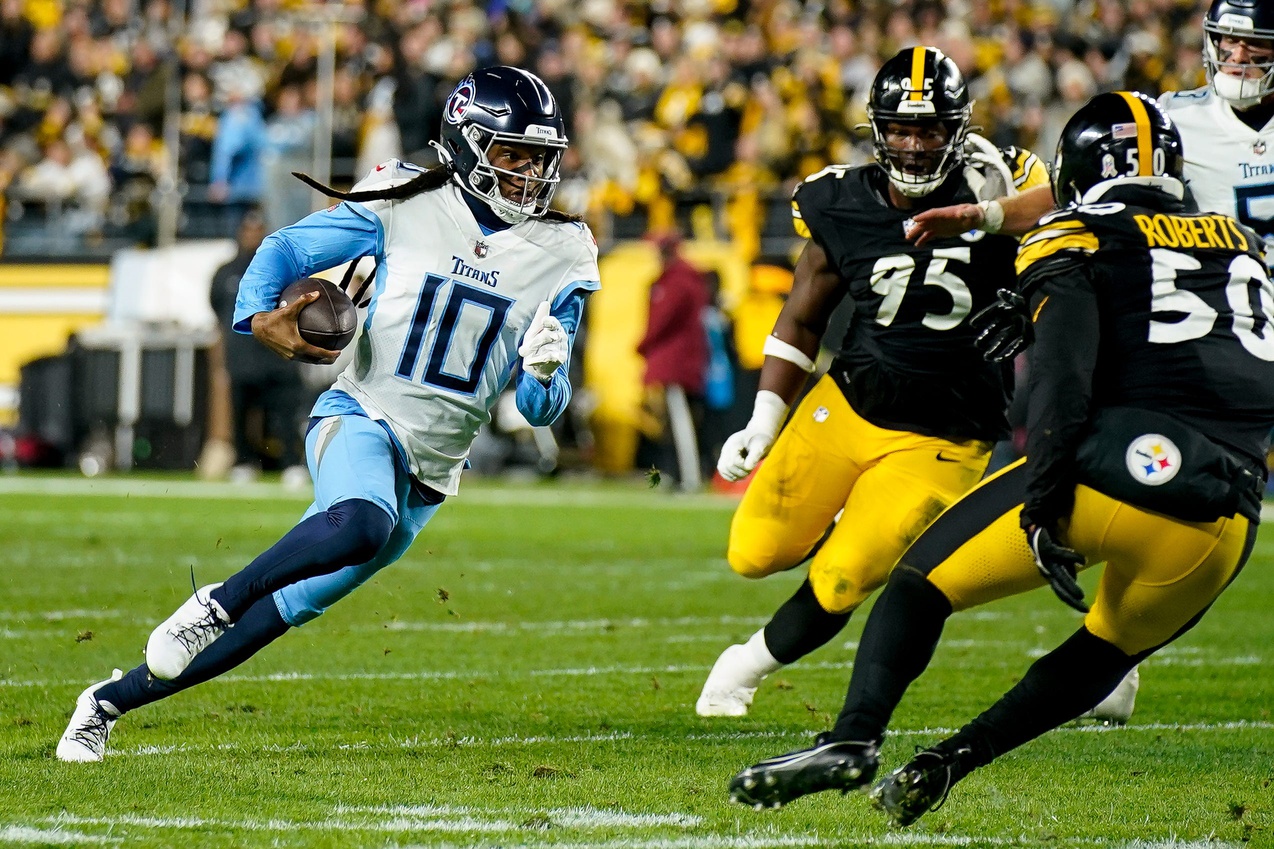 Tennessee Titans wide receiver DeAndre Hopkins (10) runs the ball against the Pittsburgh Steelers . 