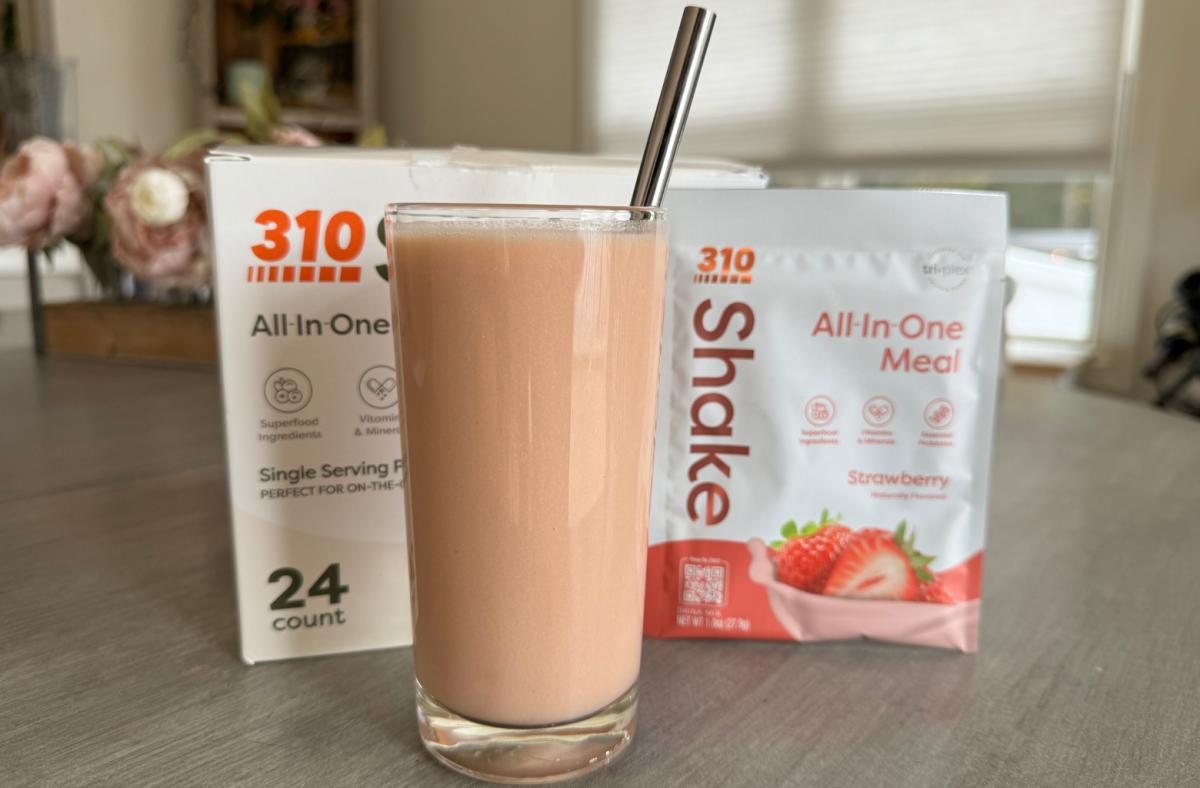 310 Meal replacement shake in strawberry flavor in a glass