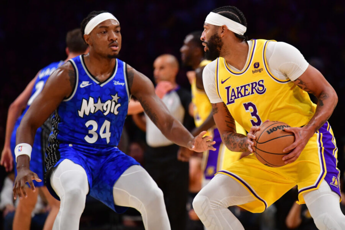 Orlando Magic center Wendell Carter Jr. defending Los Angeles Lakers star Anthony Davis