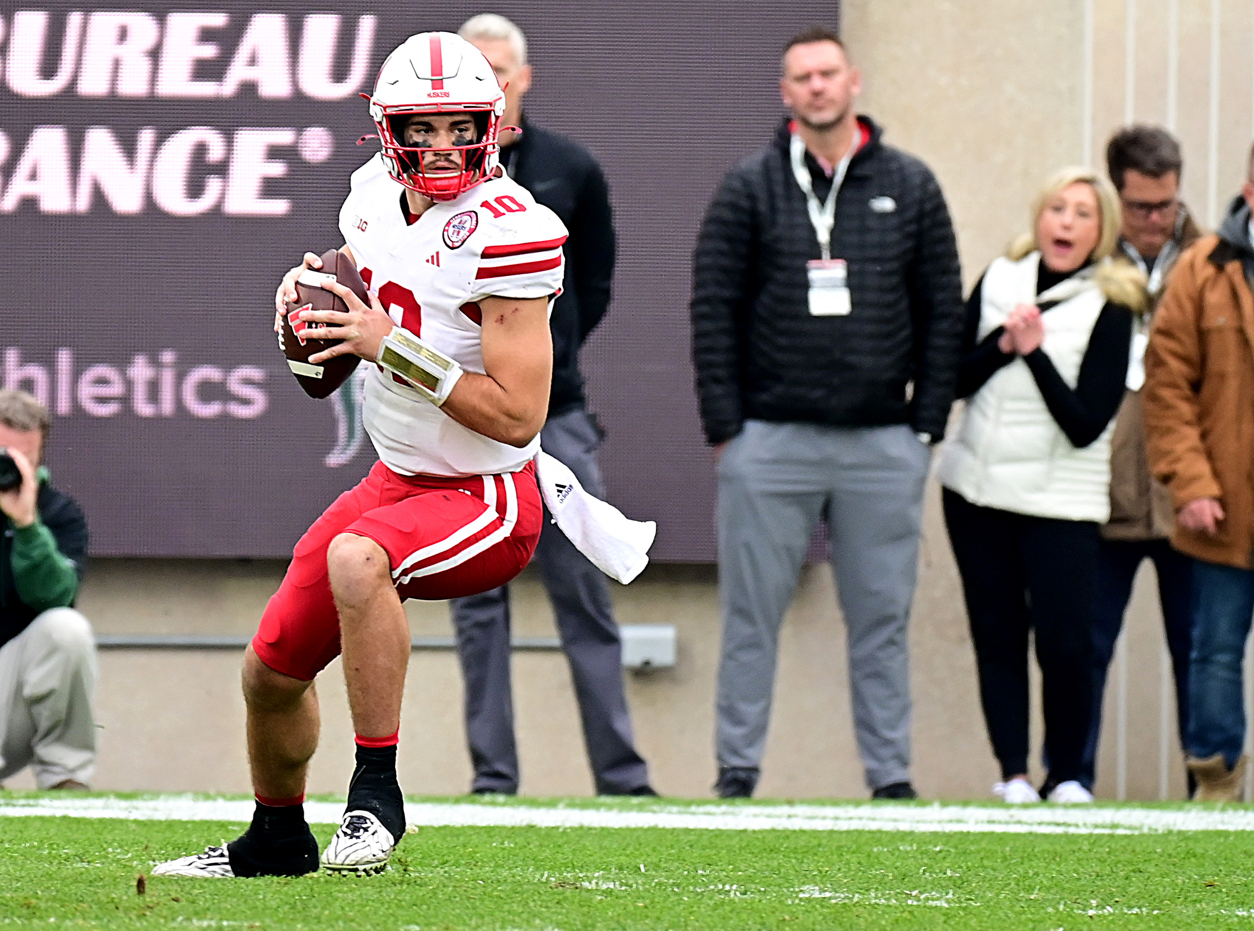 NU vs MSU 2023 - Heinrich Haarberg scans the field