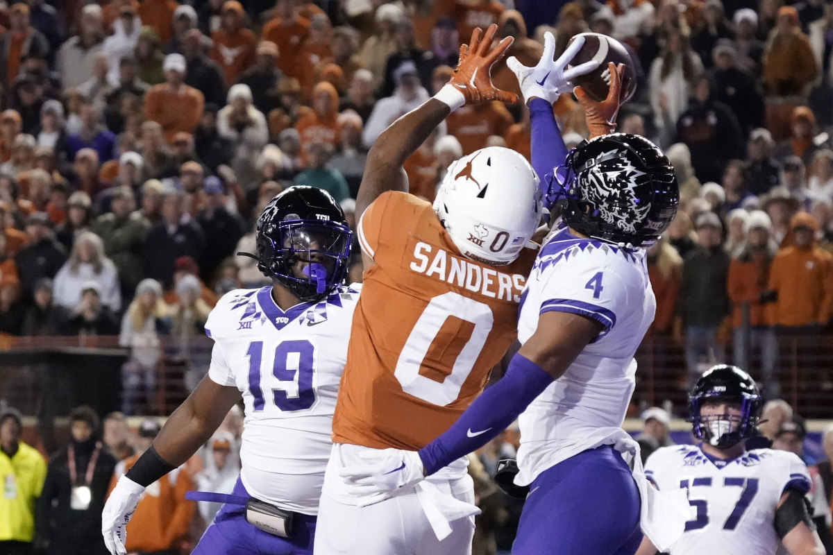 Texas Christian Horned Frogs linebacker Shadrach Banks (19) and safety Namdi Obiazor (4) break up a pass intended for Texas Longhorns tight end Ja'Tavion Sanders (0) during the second half at DKR.