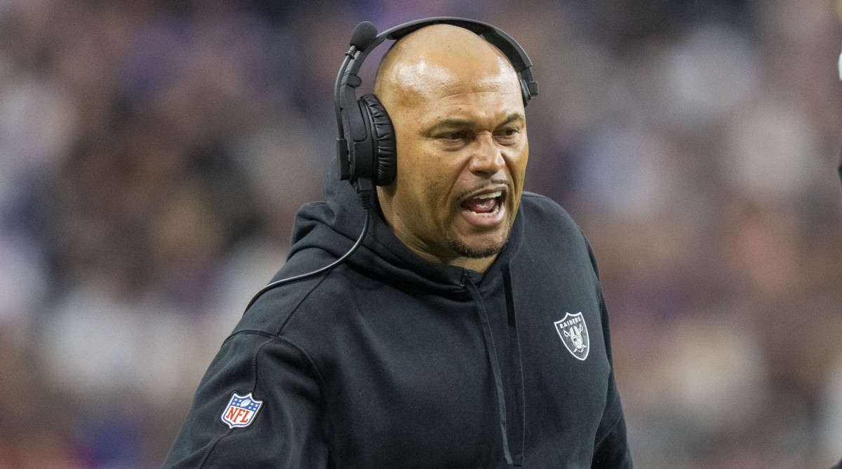 Raiders interim coach Antonio Pierce