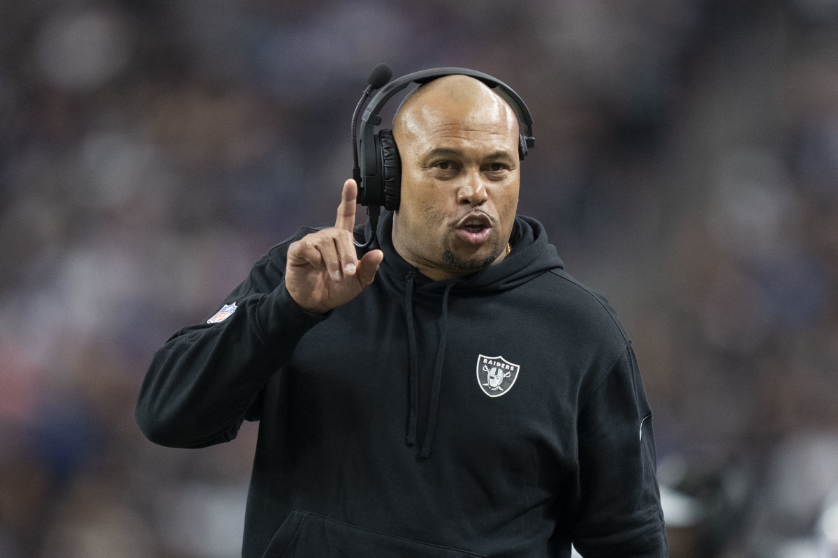 Raiders interim coach Antonio Pierce