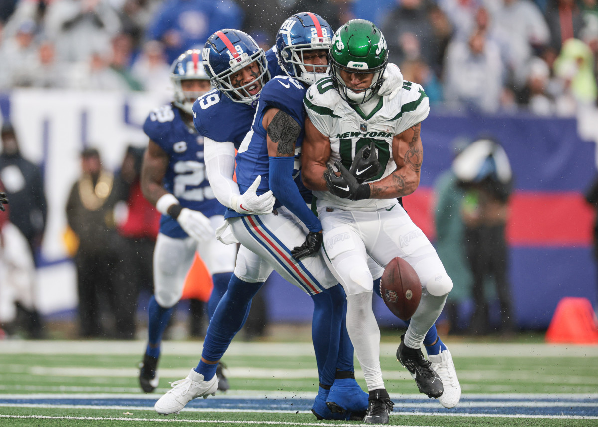 Jets' WR Allen Lazard (10) fails to hold on to a pass
