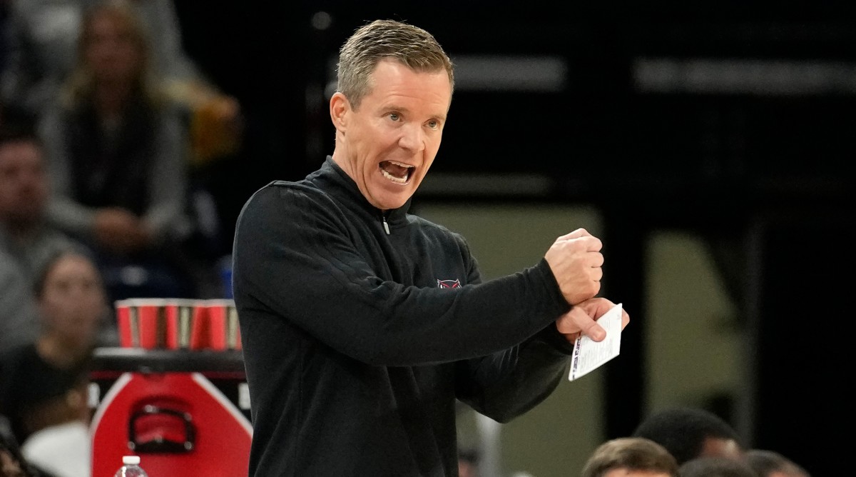 Florida Atlantic men’s basketball coach Dusty May directs his team during the first half of a game against Loyola Chicago.