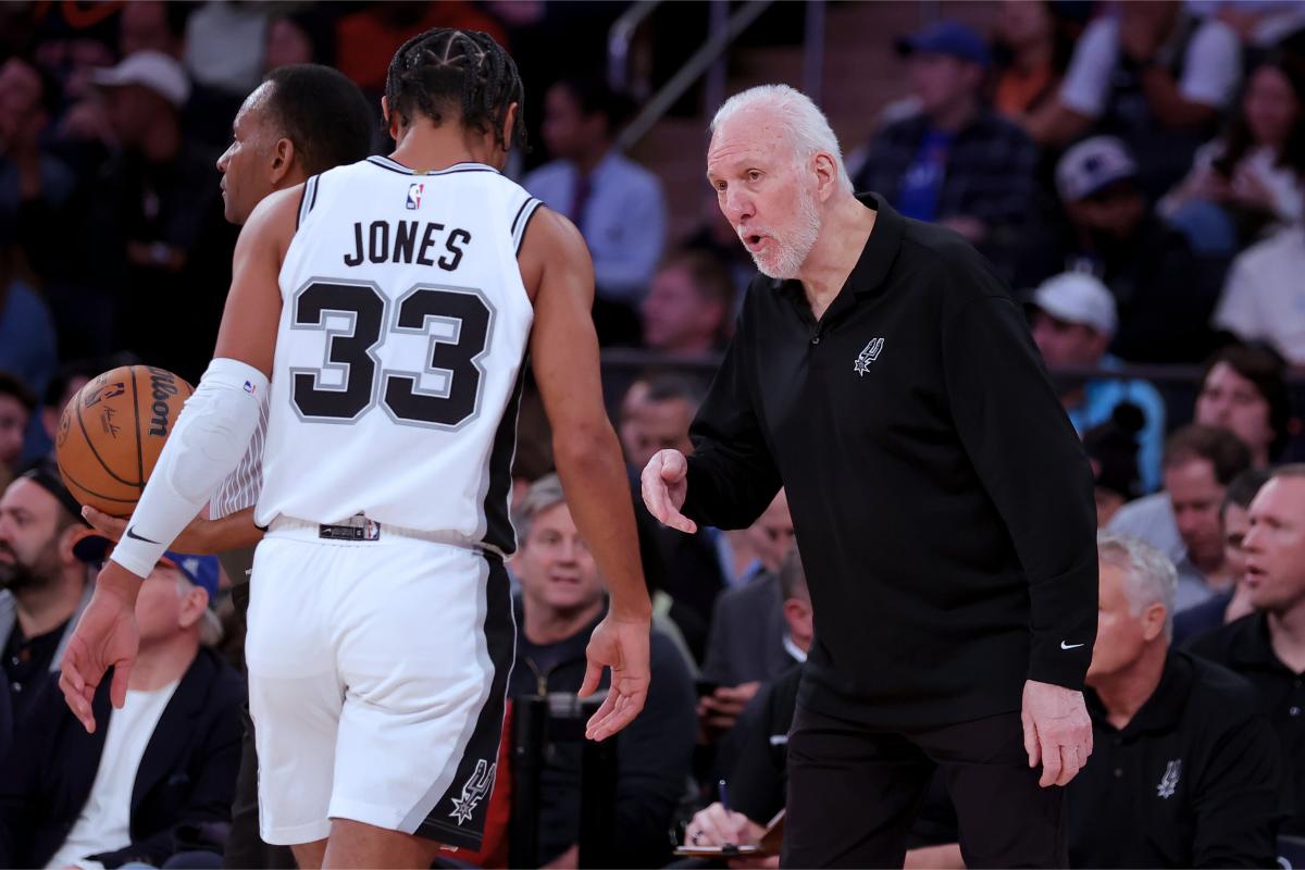 Nov 8, 2023; New York, New York, USA; San Antonio Spurs head coach Gregg Popovich talks to guard Tre Jones (33) during the third quarter against the New York Knicks at Madison Square Garden.
