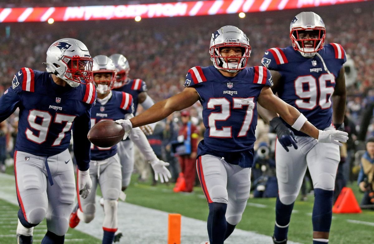 New England Patriots CB Myles Bryant (27)