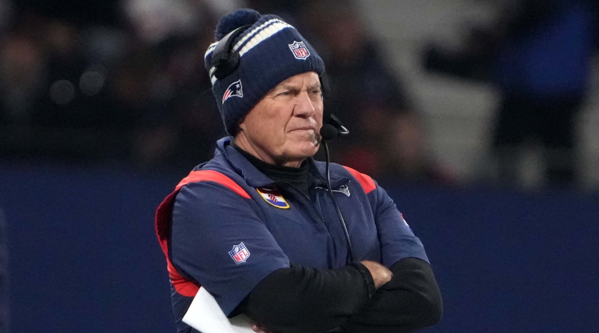 Patriots coach Bill Belichick crosses his arms on the sideline