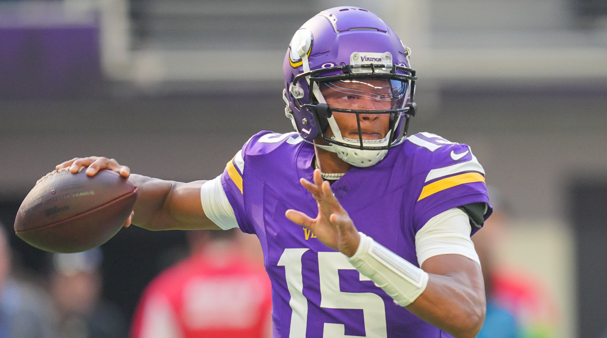 Vikings quarterback Josh Dobbs throws