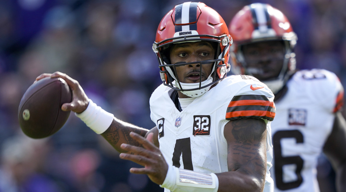 Browns quarterback Deshaun Watson passes the ball