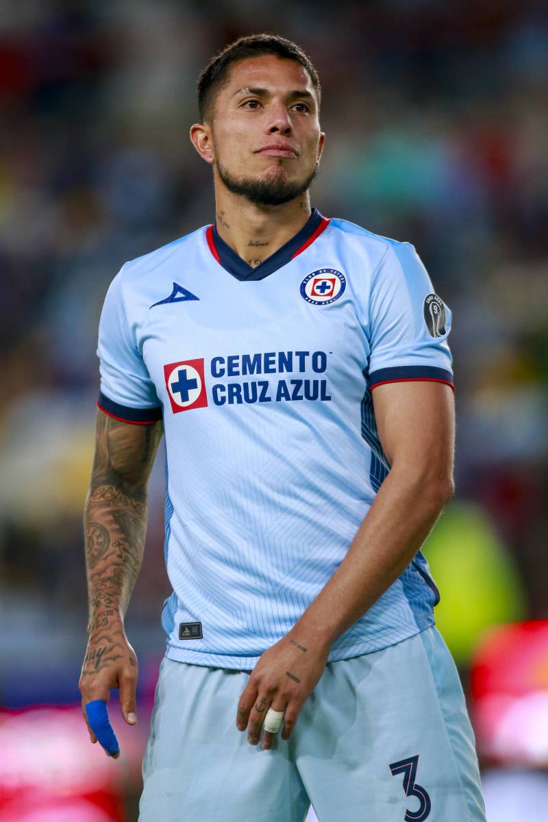 Carlos Salcedo llegó a Cruz Azul para este torneo donde pasó con más pena que gloria