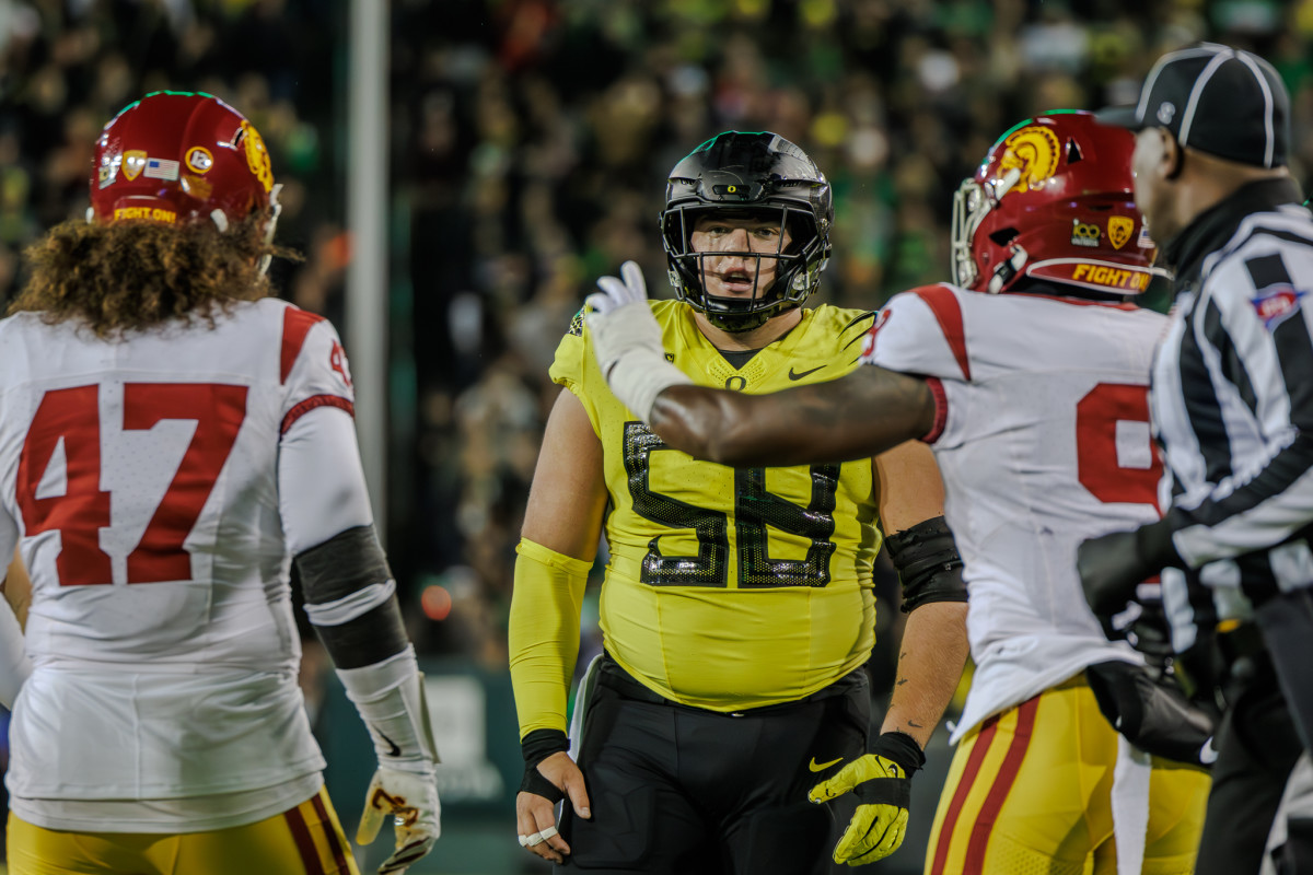Oregon Ducks offensive lineman Jackson Powers-Johnson in a game against the USC Trojans.
