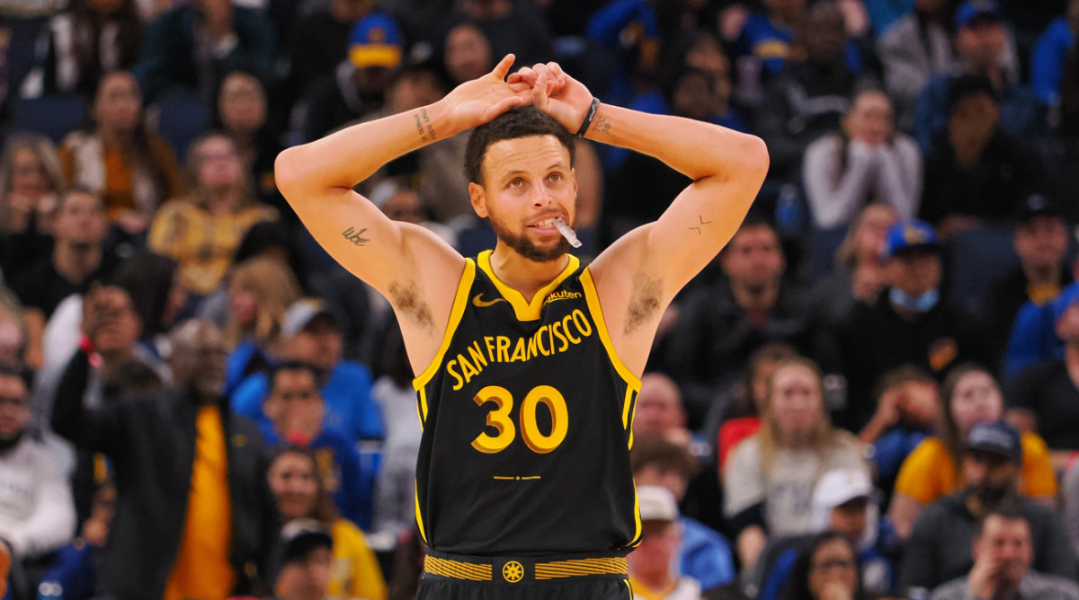 Stephen Curry Believed to Have Knee Sprain, per Report - Sports Illustrated
