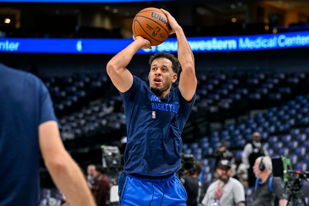 Mavs guard Seth Curry works out pregame prior to Dallas' game vs. Charlotte Hornets.