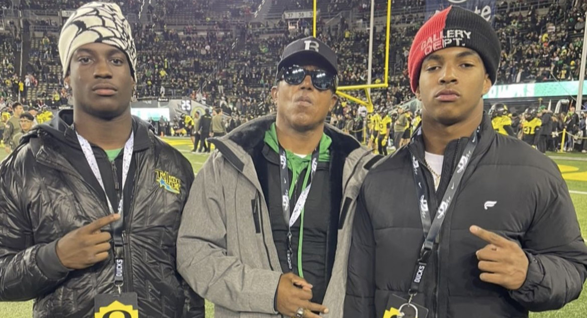 Mater Dei wide receiver Marcus Harris (left) poses with running back Jordon Davison (right) on a visit to the University of Oregon.