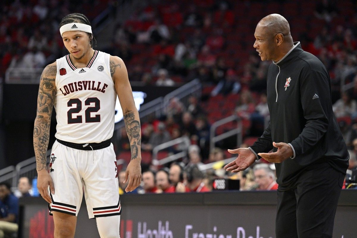 Louisville Cardinals head coach Kenny Payne talks with guard Tre White (22) during the second half against the Chattanooga Mocs at KFC Yum! Center. Chattanooga defeated Louisville 81-71.
