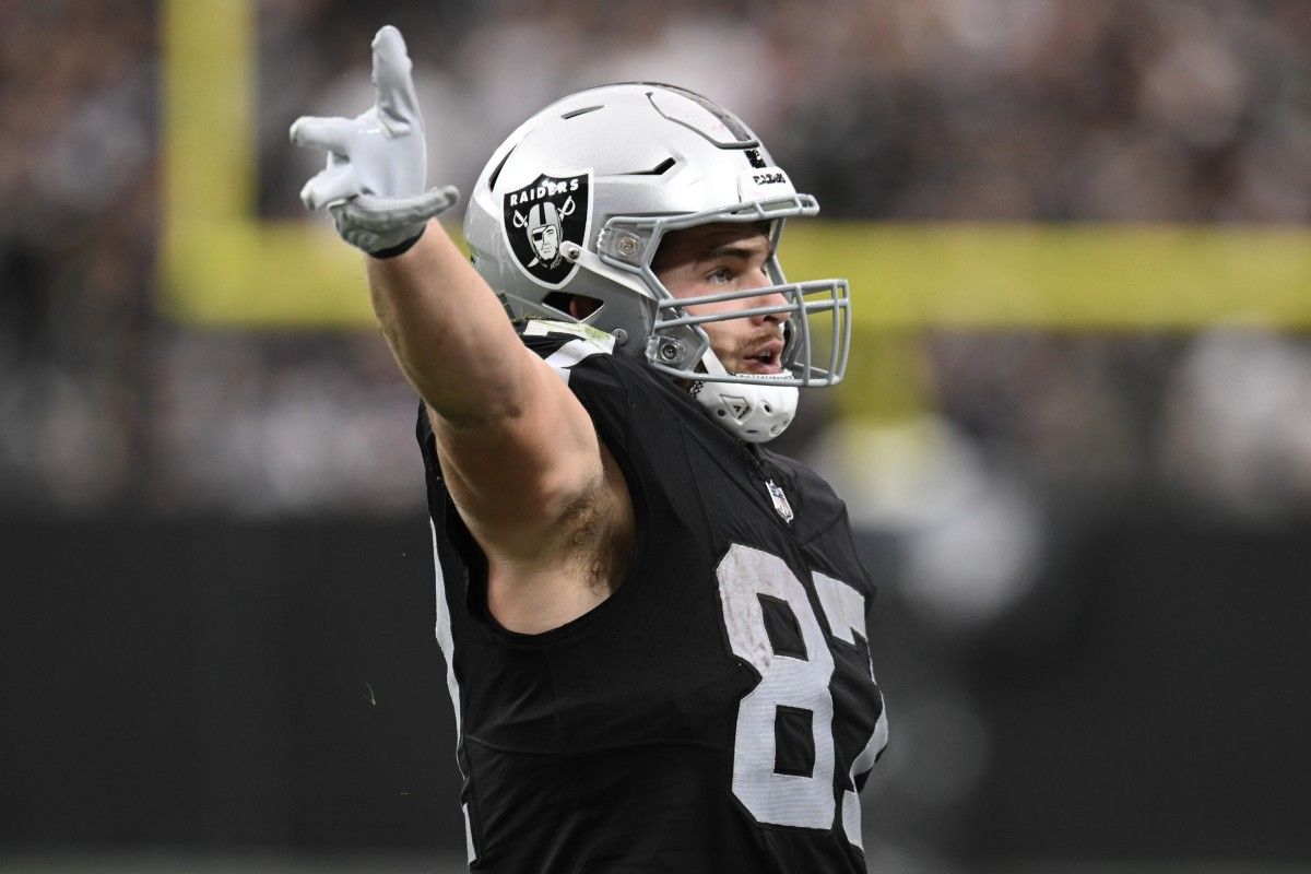 The Las Vegas Raiders could see a big game from their tight ends on Sunday.