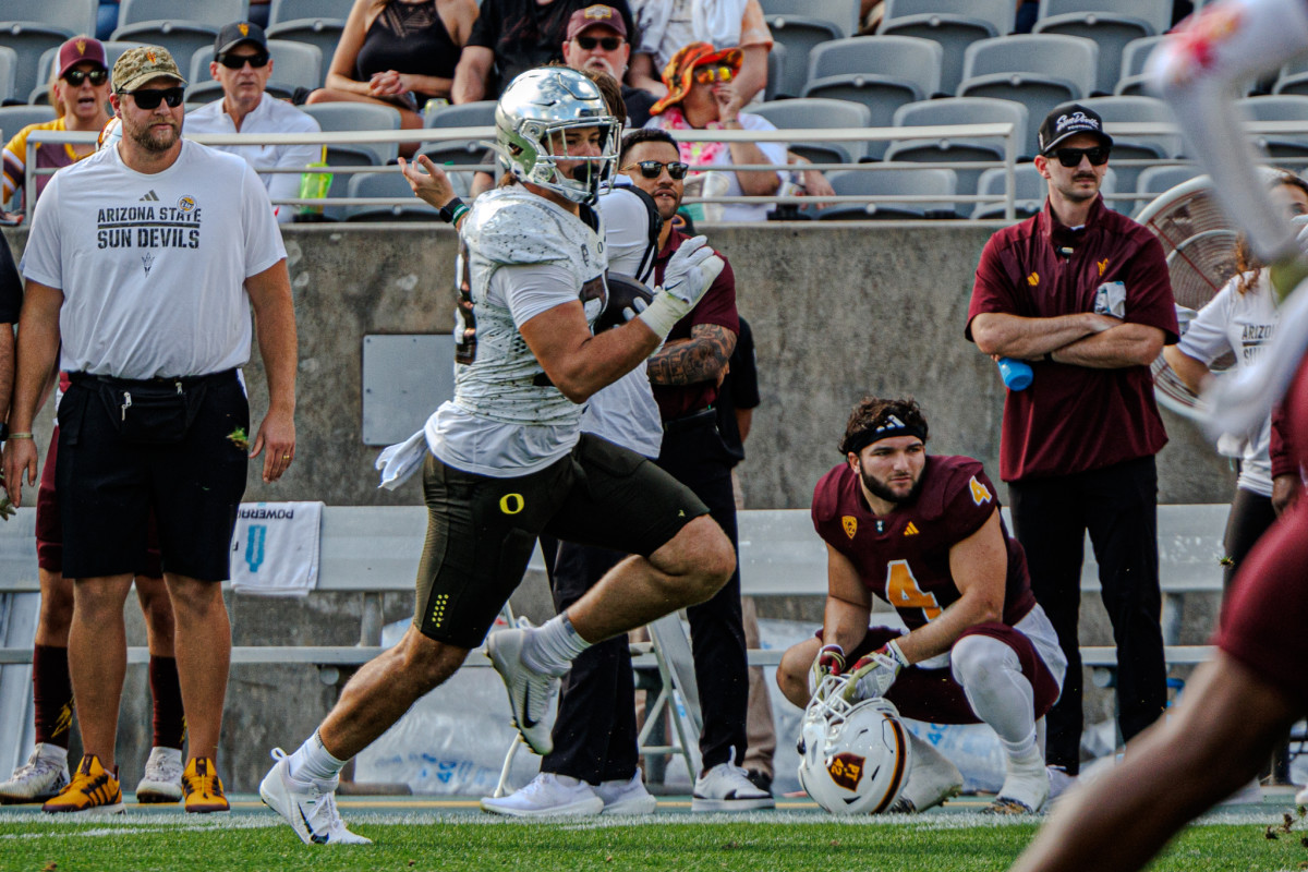 Oregon Ducks tight end Patrick Herbert runs after the catch against Arizona State.