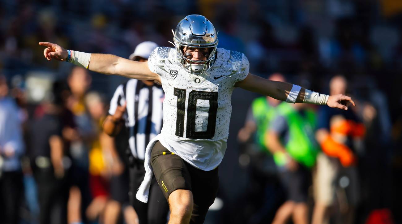 Bo Nix celebrates after a touchdown against Arizona State.