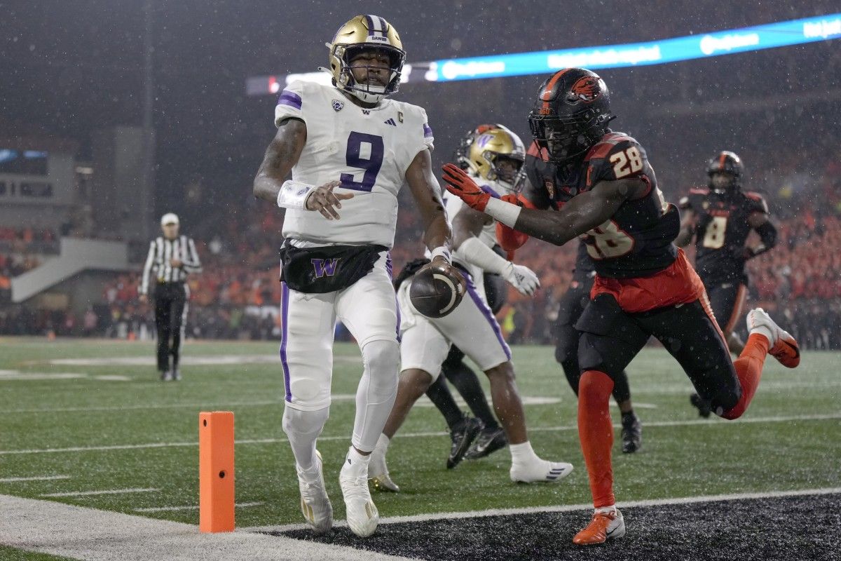 Michael Penix Jr. scores on a 5-yard touchdown run in the second quarter.