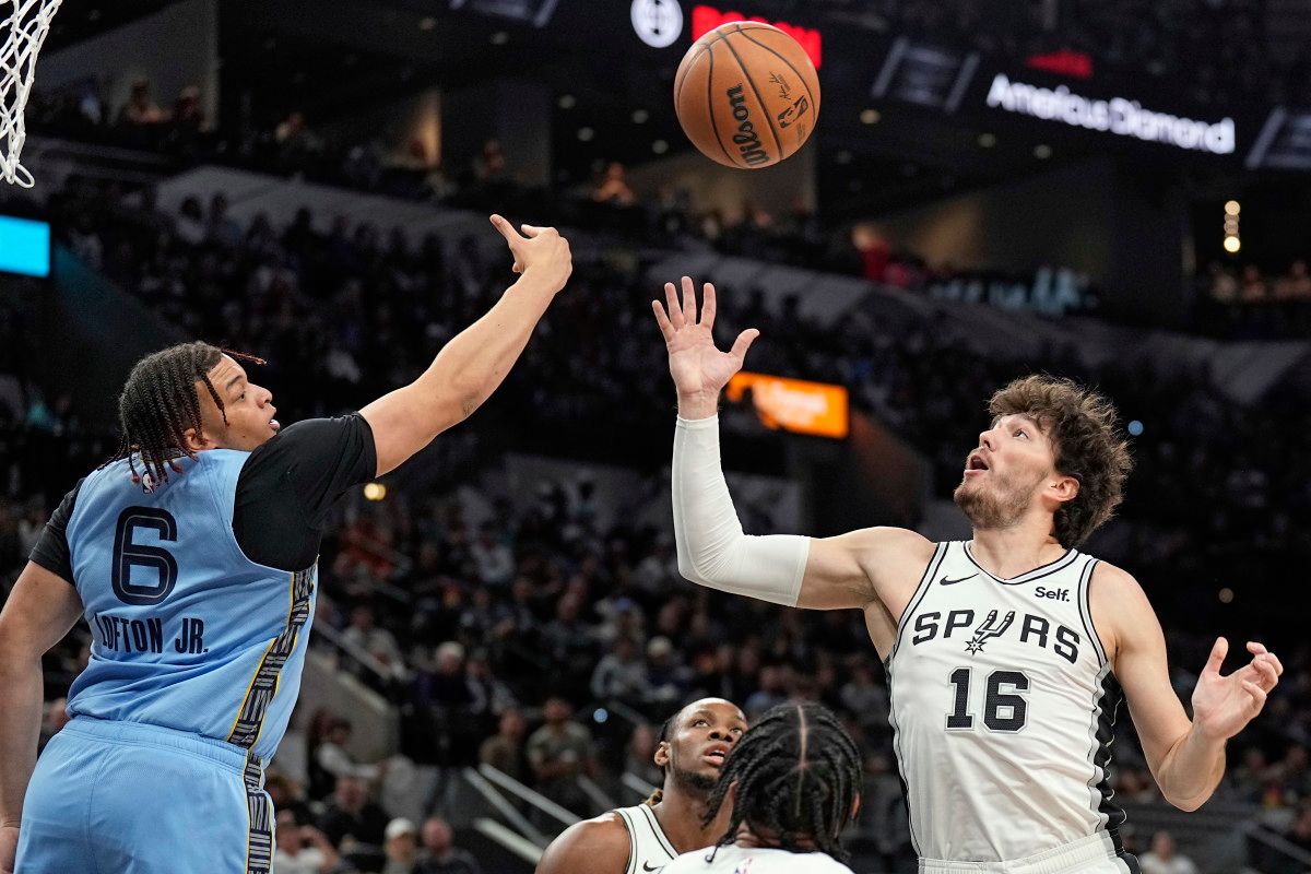 Memphis Grizzlies forward Kenneth Lofton Jr. (6) and San Antonio Spurs forward Cedi Osman (16) battle for a rebound during the second half at Frost Bank Center.